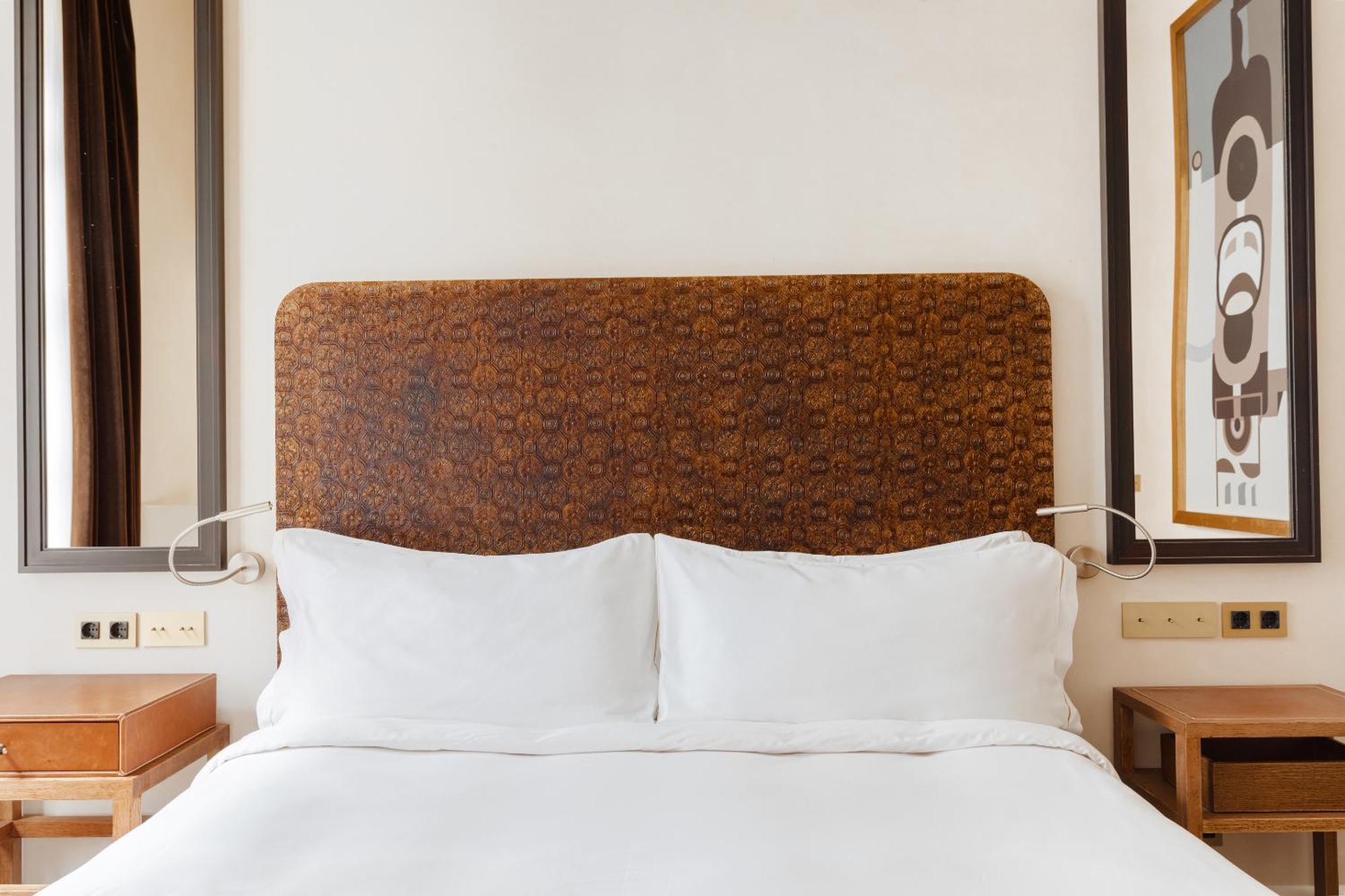 Do Placa Reial Powered By Sonder Barcelona Phòng bức ảnh A bed with a headboard