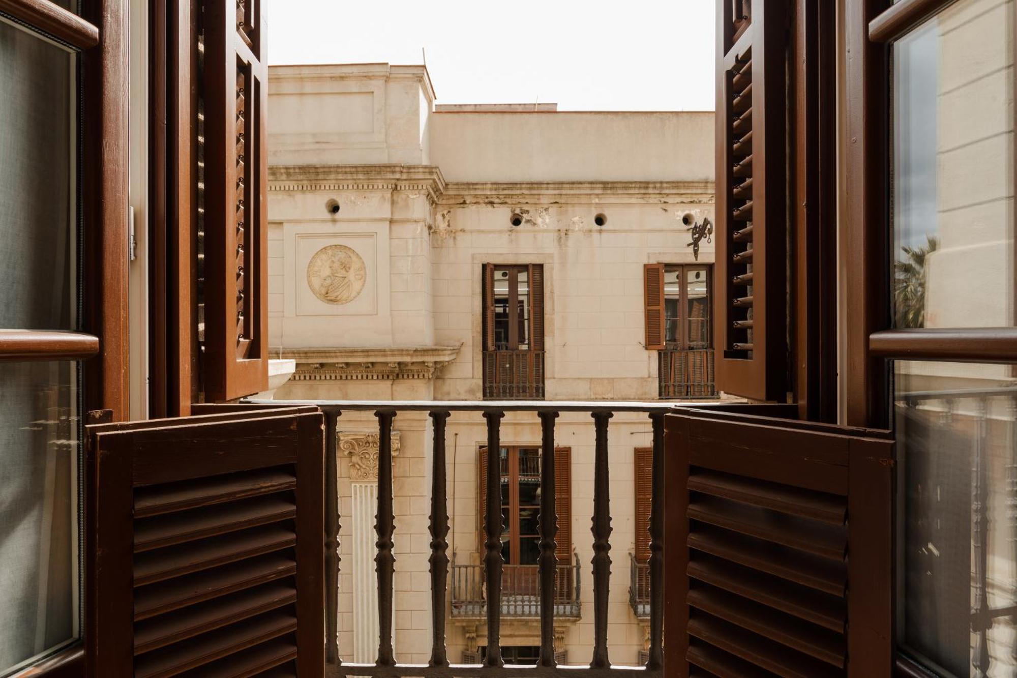 Do Placa Reial Powered By Sonder Barcelona Phòng bức ảnh A typical window in a house in Malta
