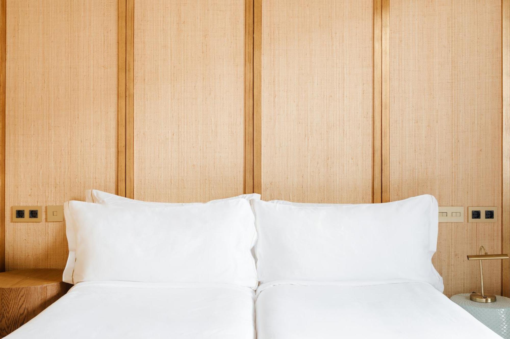 Do Placa Reial Powered By Sonder Barcelona Phòng bức ảnh A bed with two pillows