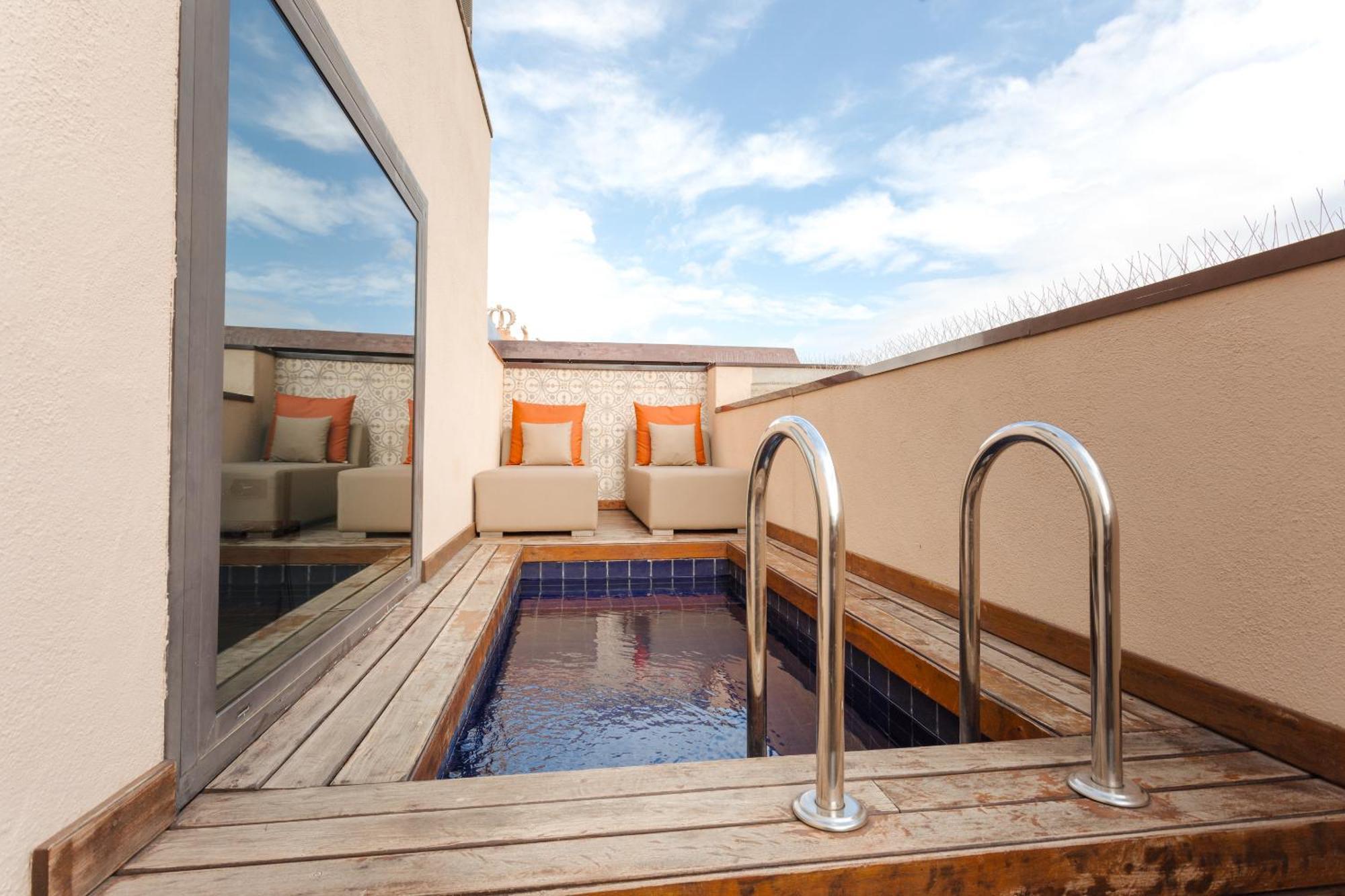 Do Placa Reial Powered By Sonder Barcelona Phòng bức ảnh A private pool at a hotel