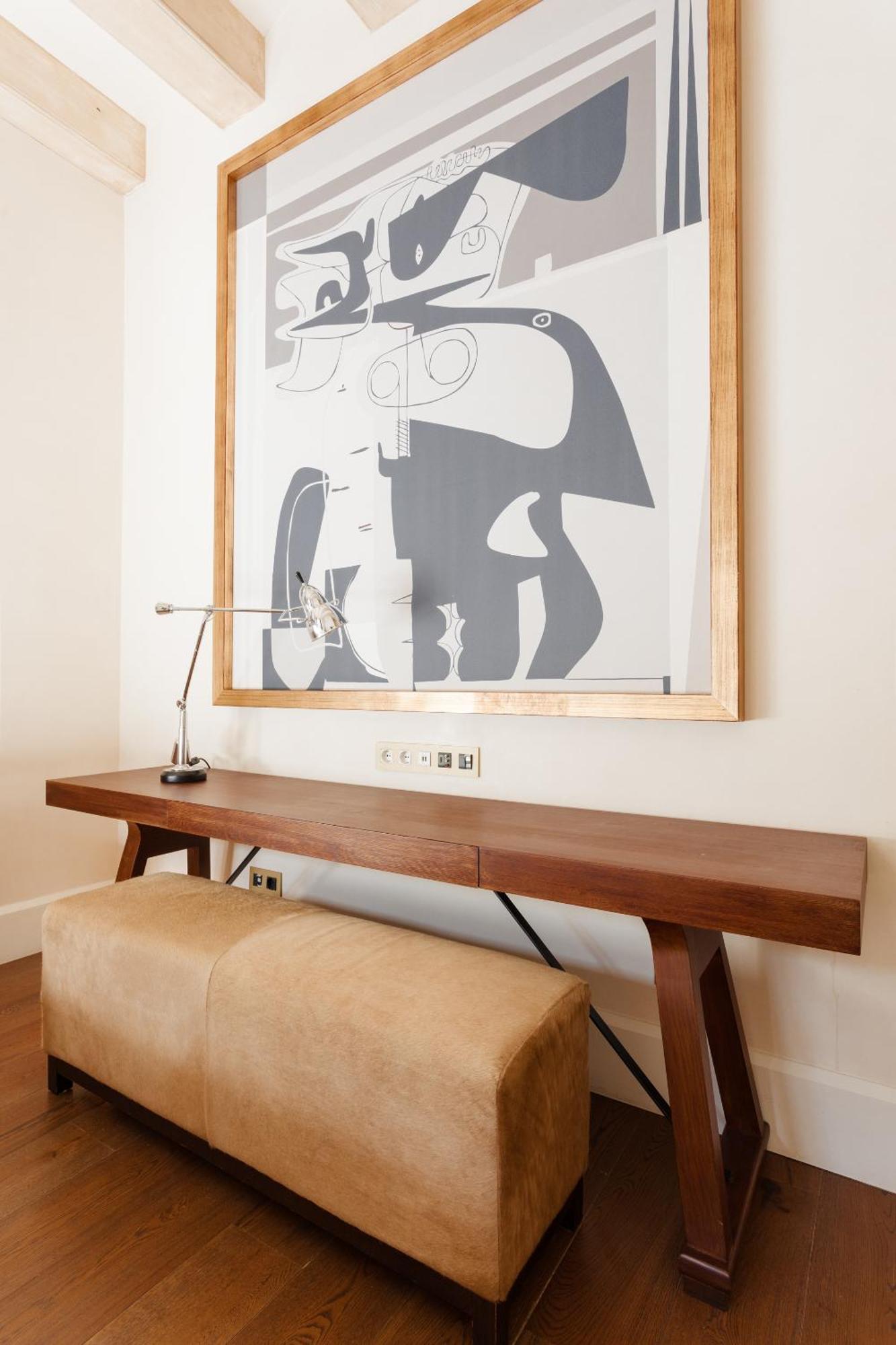 Do Placa Reial Powered By Sonder Barcelona Phòng bức ảnh A console table