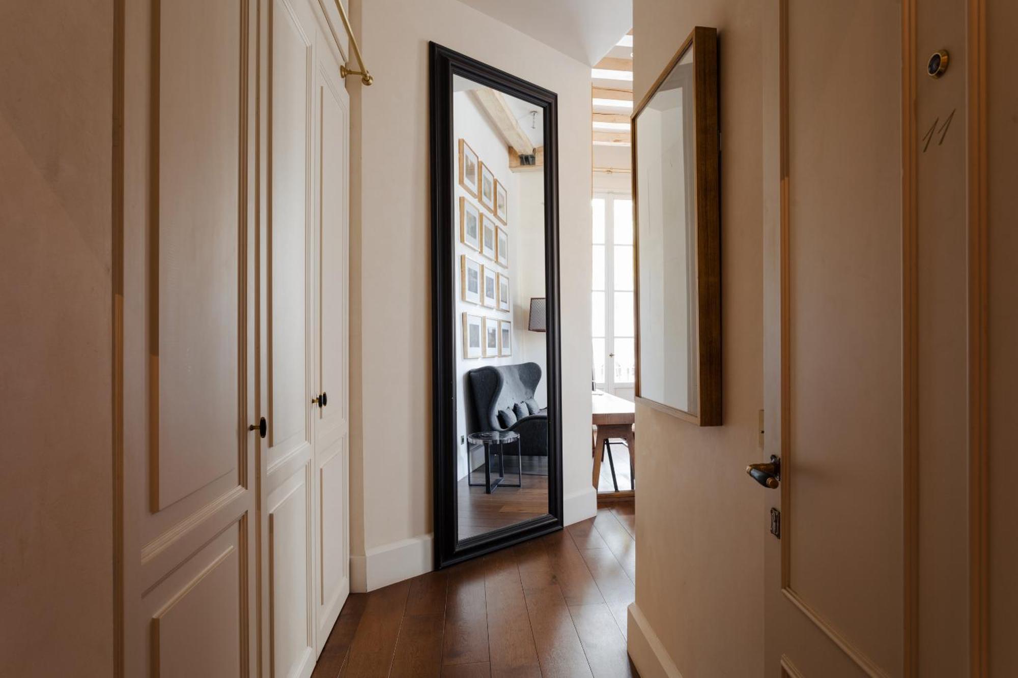 Do Placa Reial Powered By Sonder Barcelona Phòng bức ảnh A mirror in a home