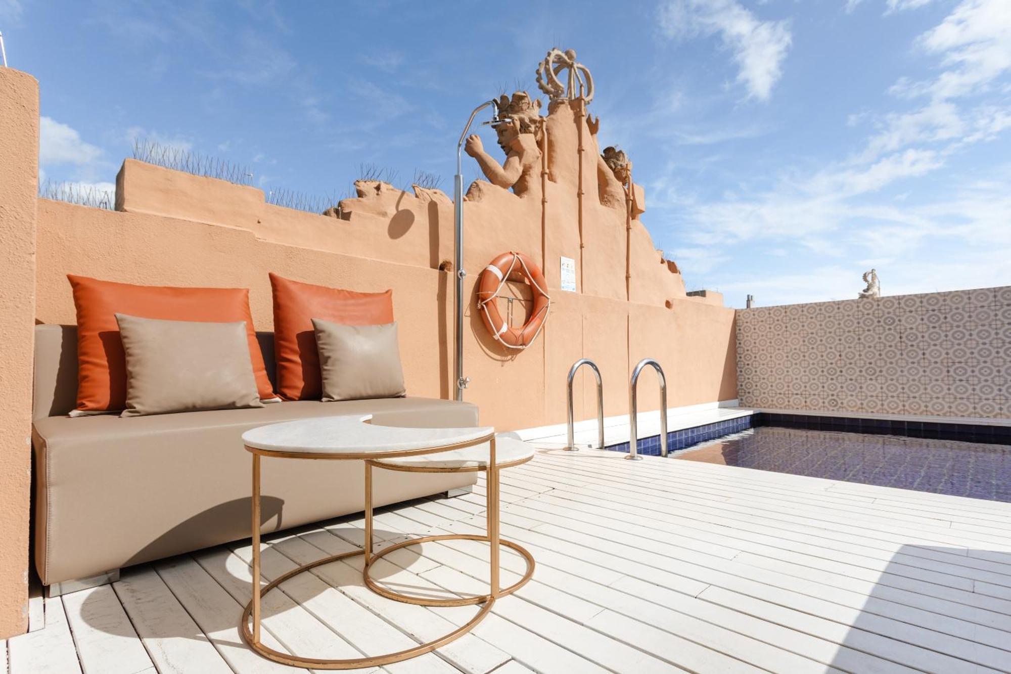 Do Placa Reial Powered By Sonder Barcelona Ngoại thất bức ảnh The pool deck of the 100 Suite